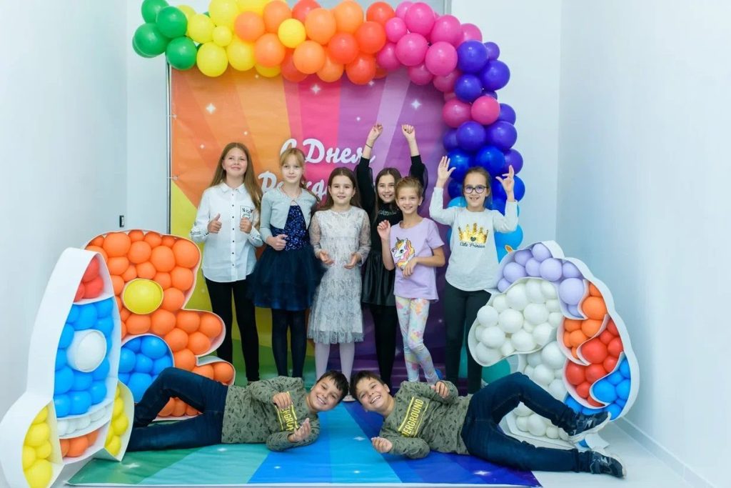 Дети на дне рождения на фоне космического декора